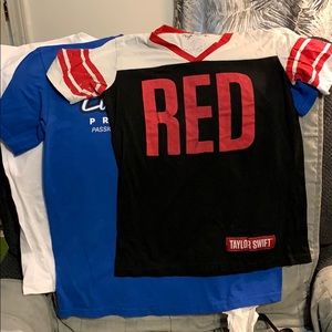 3 T-shirts. Size med. Like new condition.